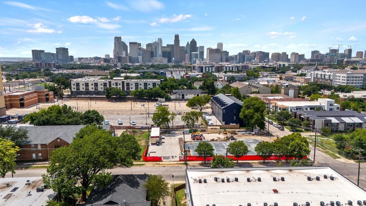 View of the city and surroundings. We are close to Deep Ellum, Downtown, and Baylor Medical Center.